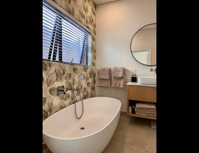 2 BEDROOM APARTMENT TO LET IN SEA POINT